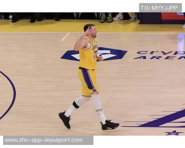 海斯称赞东契奇传球能力与老詹联手将形成强大牵制力 海斯称赞东契奇传球能力与老詹联手将形成强大牵制力