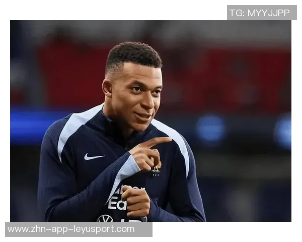 姆巴佩争抢中意外倒地主动示意换人球迷心忧望无大碍