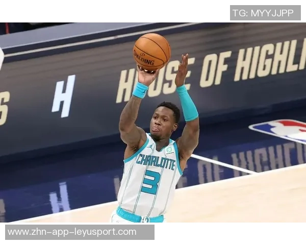 美媒发布AI合成图罗齐尔庭审前手铐黄蜂连帽衫造型引关注