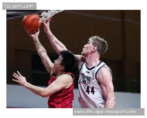 17岁卡尔与奥利塞庆祝逆转胜利全队展现团结精神与拼搏意志