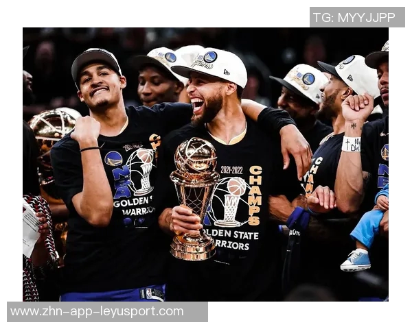 库里赛后与普尔和卢尼深情拥抱展现勇士团队精神永远的家人情谊