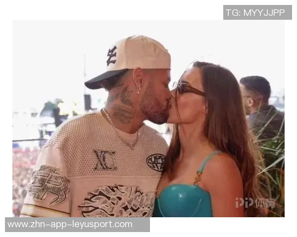 内马尔与女友布鲁娜携手庆祝圣诞节温馨合照中抱着两个可爱女儿